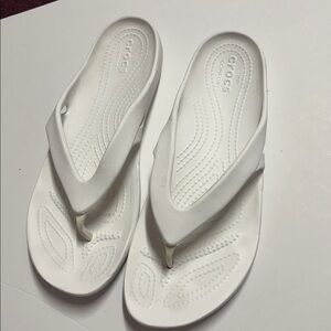 CROCS Women’s White Thong Sandals - Lightweight Comfort clean